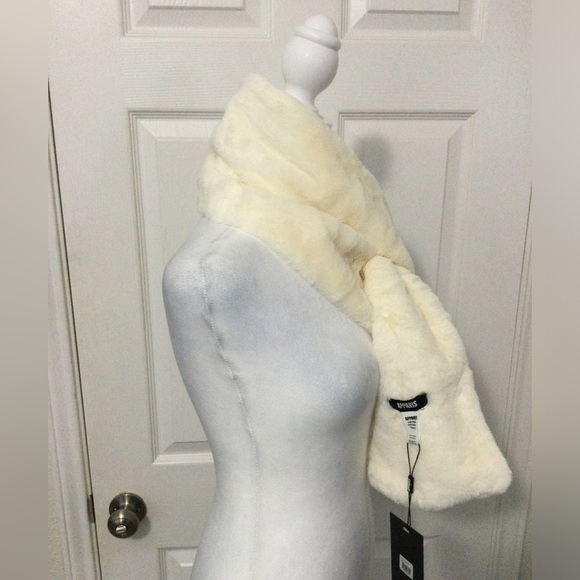 Apparis Bambi Pull Through Faux Fur Scarf - Picture 10 of 16